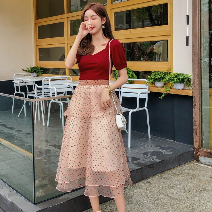 ชุดเซ็ท เสื้อสีแดงและกระโปรงยาวสีครีม ส่งฟรี ems