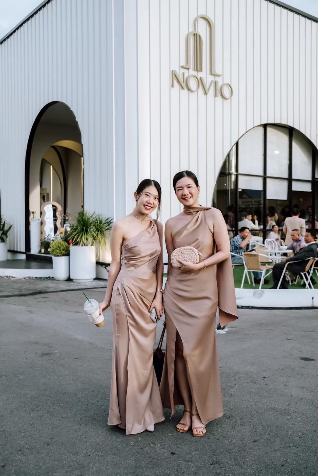 ชุดเพื่อนเจ้าสาวสีนู้ด ชุดไปงานแต่งสวยหรูคุมโทน!