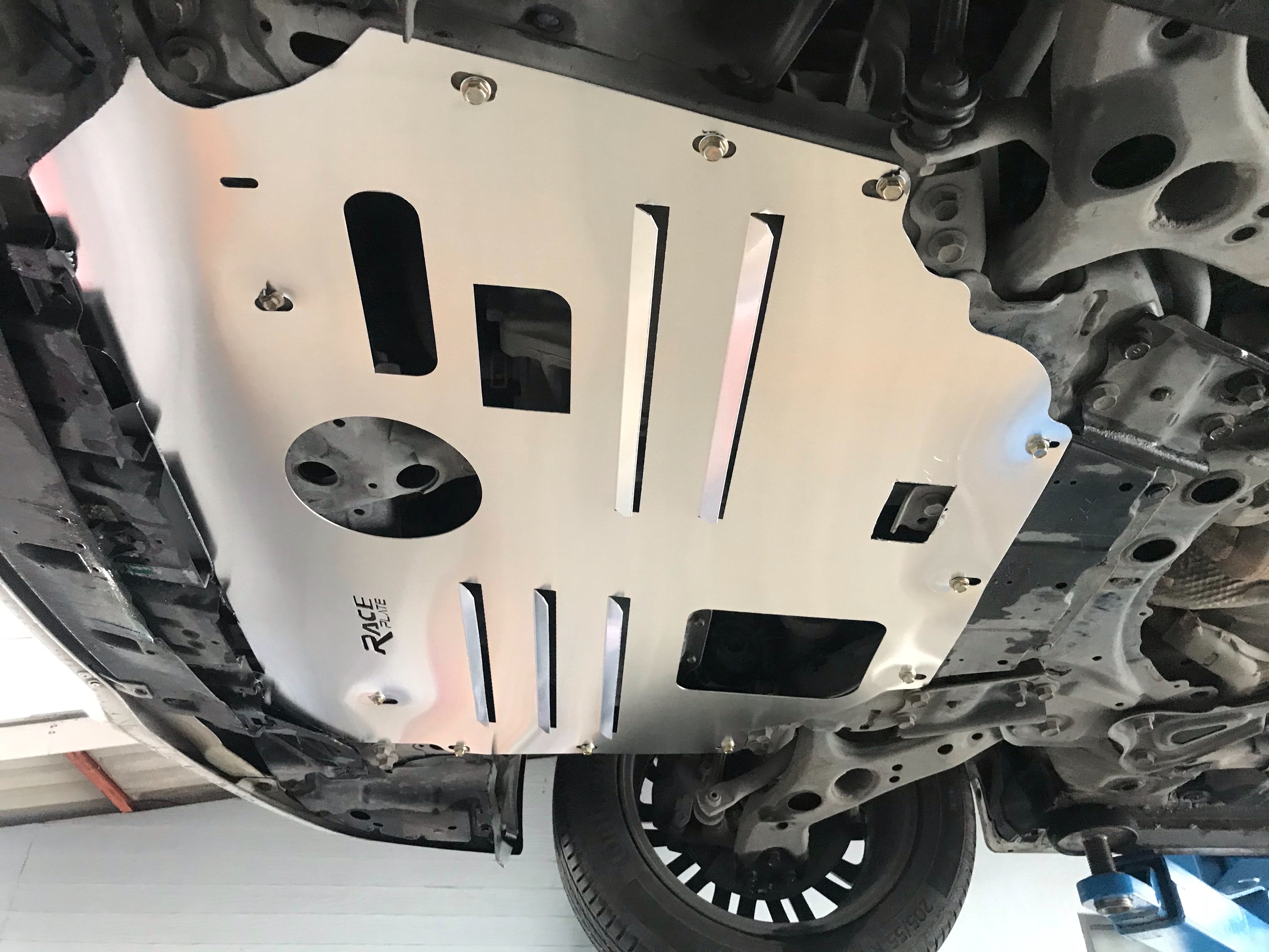 แผ่นปิดใต้ห้องเครื่องอลูมิเนียม Toyota Prius Raceplate_Undertray