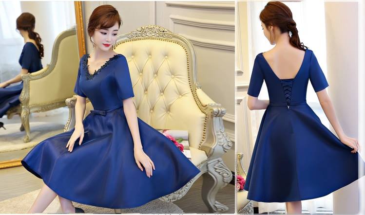 ชุดเดรสออกงานสีน้ำเงิน ดีไซน์คอวี แขนสั้น แต่งรอบคอเสื้อด้วยผ้าถักโครเชต์ลายใบไม้ ส่งฟรี ems