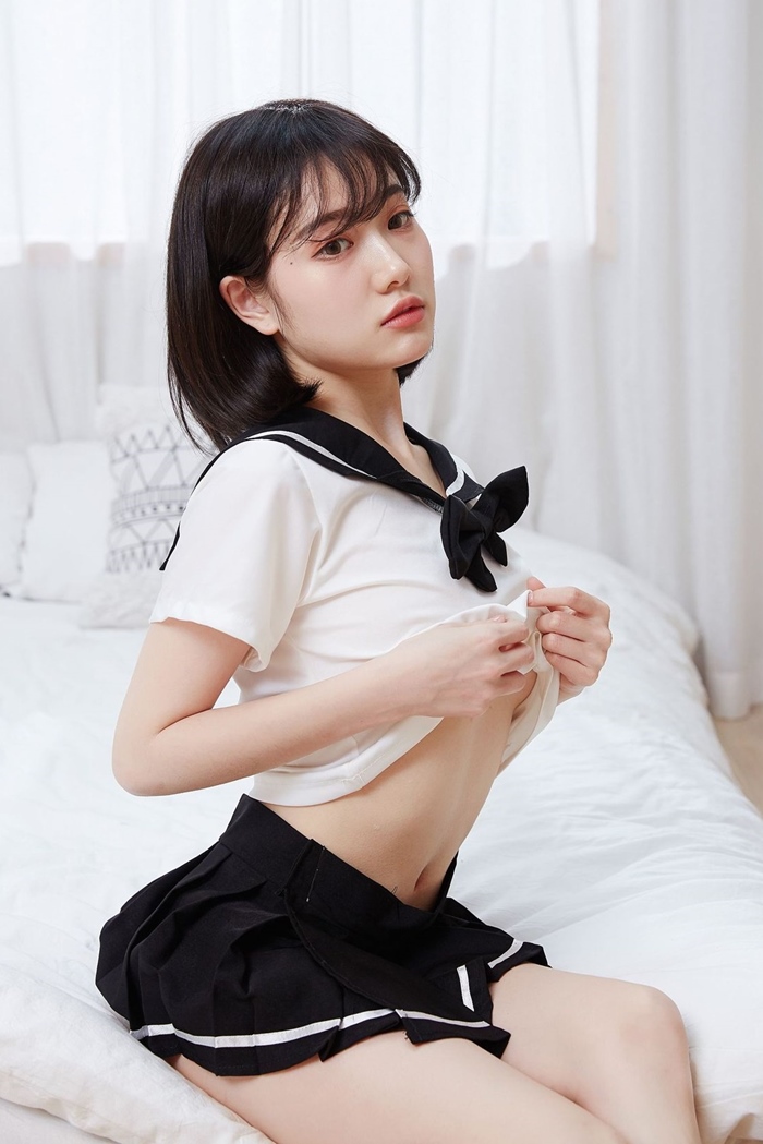 C2024 ชุดนักเรียนญี่ปุ่นเซ็กซี่ ชุดคอสเพลย์อีโรติกมาในแบบชุดนักเรียนญี่ปุ่น ประกอบด้วยเสื้อยืดแขนสั้นผ้ายืดมาพร้อมกับโบว์คล้องคอแบบติดเข็มกลัด กระโปรงบานสั้นผ้าไม่ยืดใช้ติดแบบตีนตุ๊กแกตามรูปถ่ายสินค้าจริงเลยค่ะ ***ไม่มีถุงเท้า