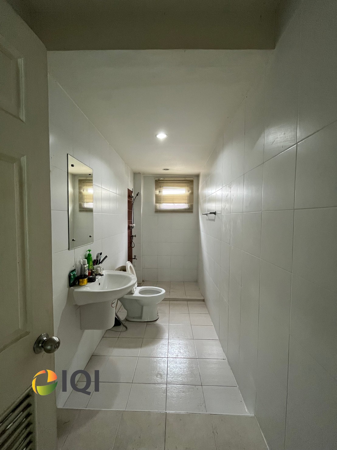 ขาย อาคารพาณิชย์ 3.5 ชั้น The Village ปัญญา-รามอินทรา