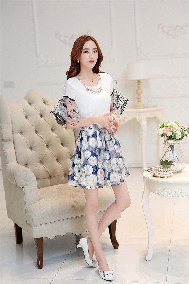 ชุดเดรสตัวเสื้อผ้าชีฟองเนื้อดีสีขาว แขนเสื้อเก๋เป็นปีกผีเสื้อ ส่งฟรี ems