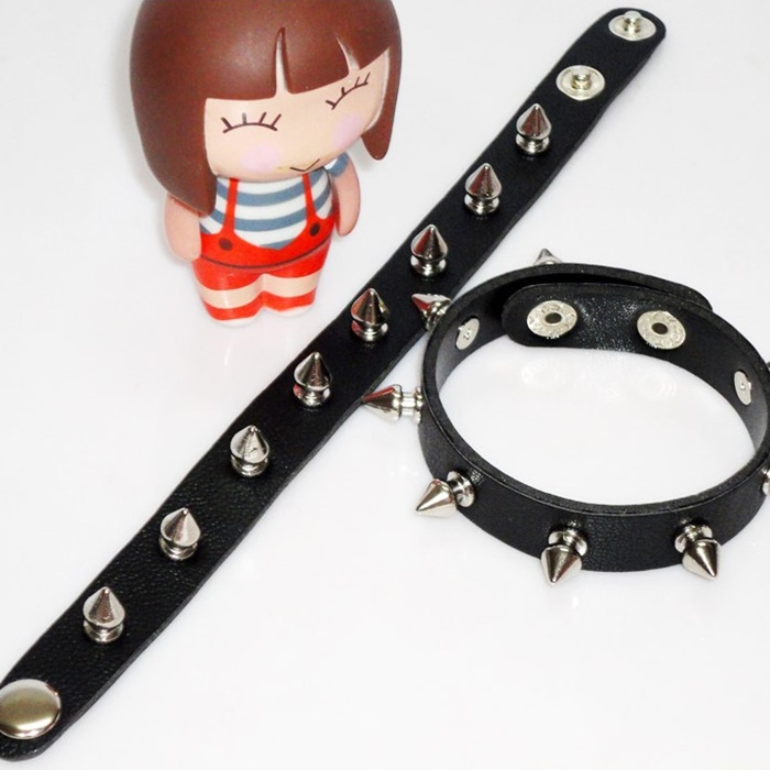 A041 สายรัดข้อมือหนังเซ็กซี่ สายรัดข้อมือหนังแต่งหมุดเหล็กสไตล์พังก์ ใช้เป็นอุปกรณ์ตกแต่งสไตล์SMได้ค่ะ ***ราคาต่อ 1 ชิ้น