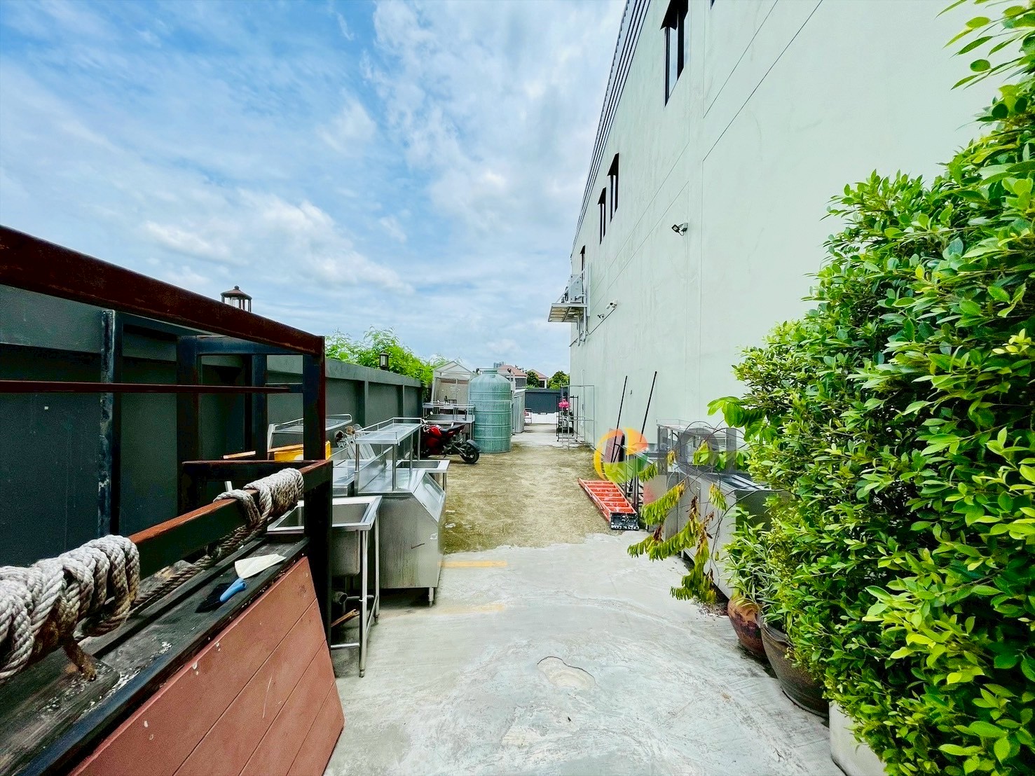 ขายที่ดินพร้อมสำนักงาน 2 ชั้นและคลังสินค้า เนื้อที่ 1 ไร่ ถนนบัวนครินทร์ บางนาตราด