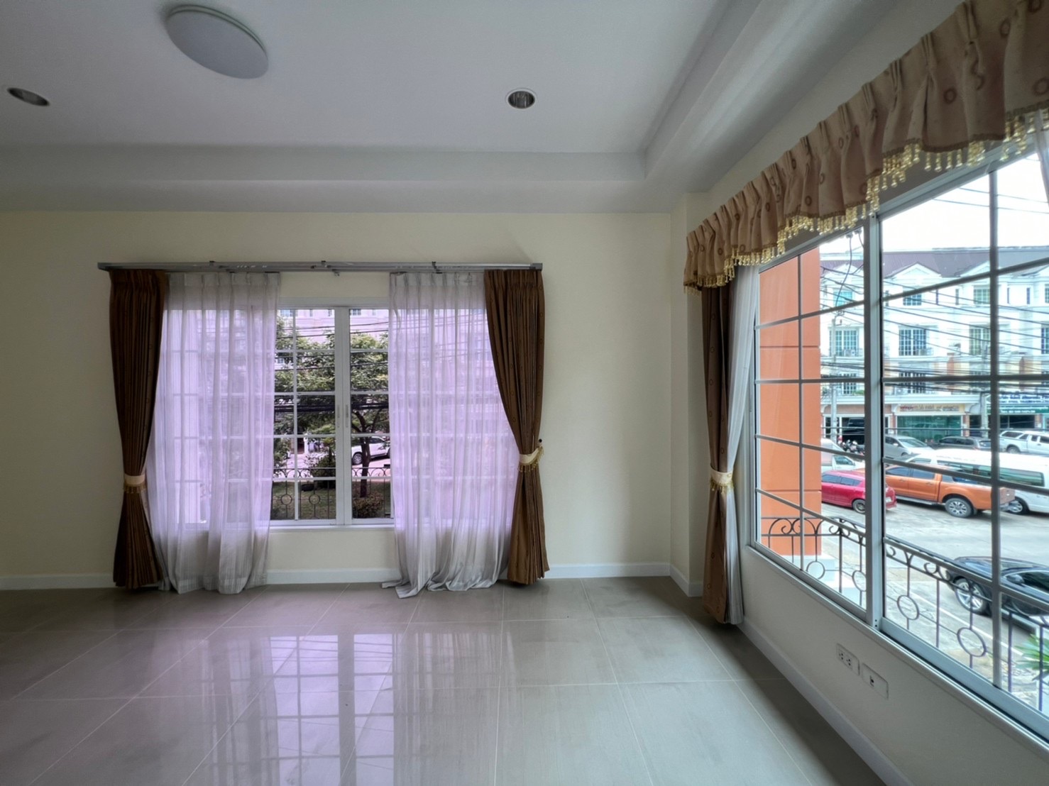 ให้เช่า โฮมออฟฟิศ สูง 4 ชั้น เพียง 31,000 บาท โครงการ Plus Park Avenue Lasalle-Srinagarindra