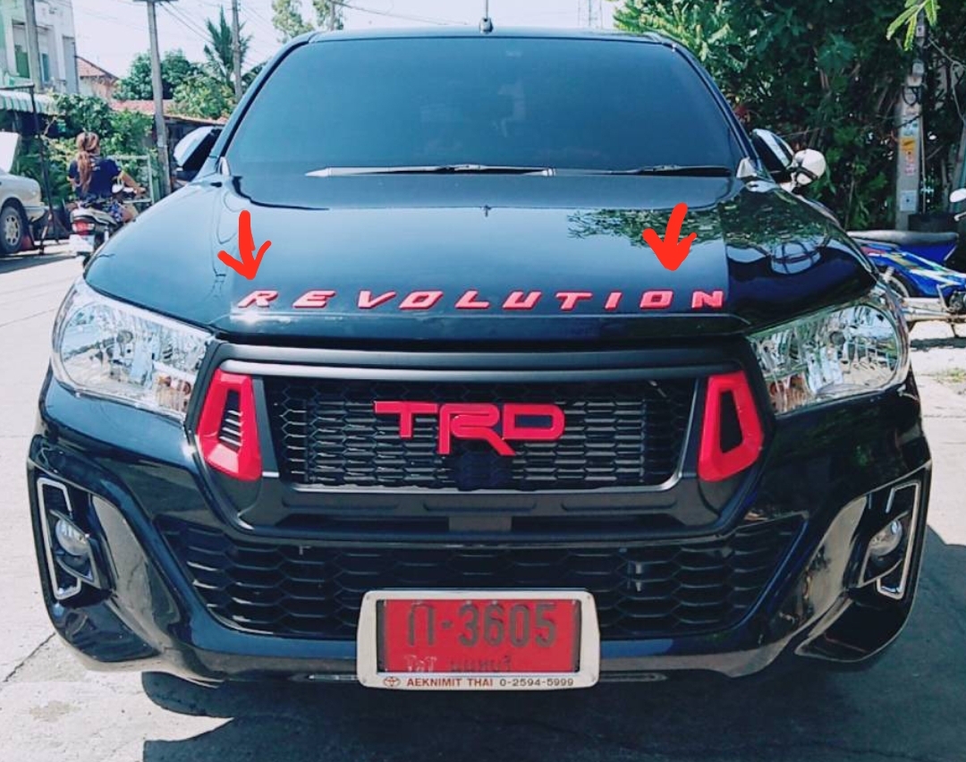 ตัวอักษรขอบฝากระโปรงหน้า REVOLUTION มีสี 4 สี แดง,ขาว,ดำ,ชุบเงา
