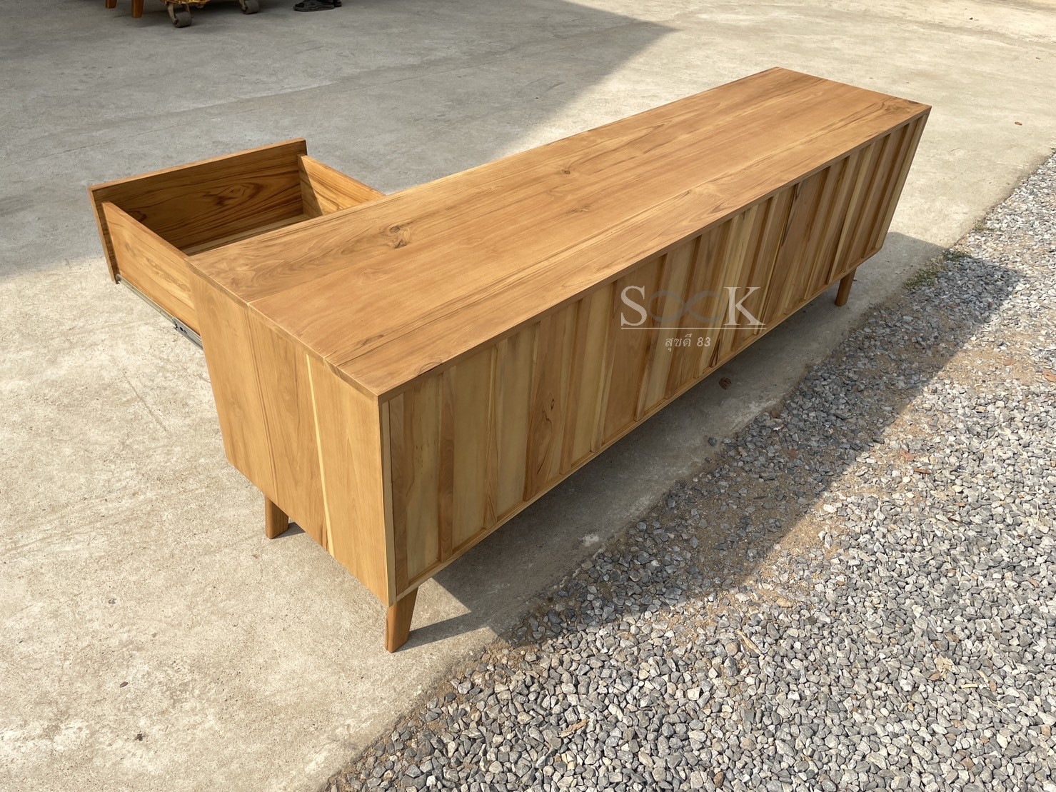 ไซด์บอร์ดวางทีวีบานกระจกลอน (สีสัก)