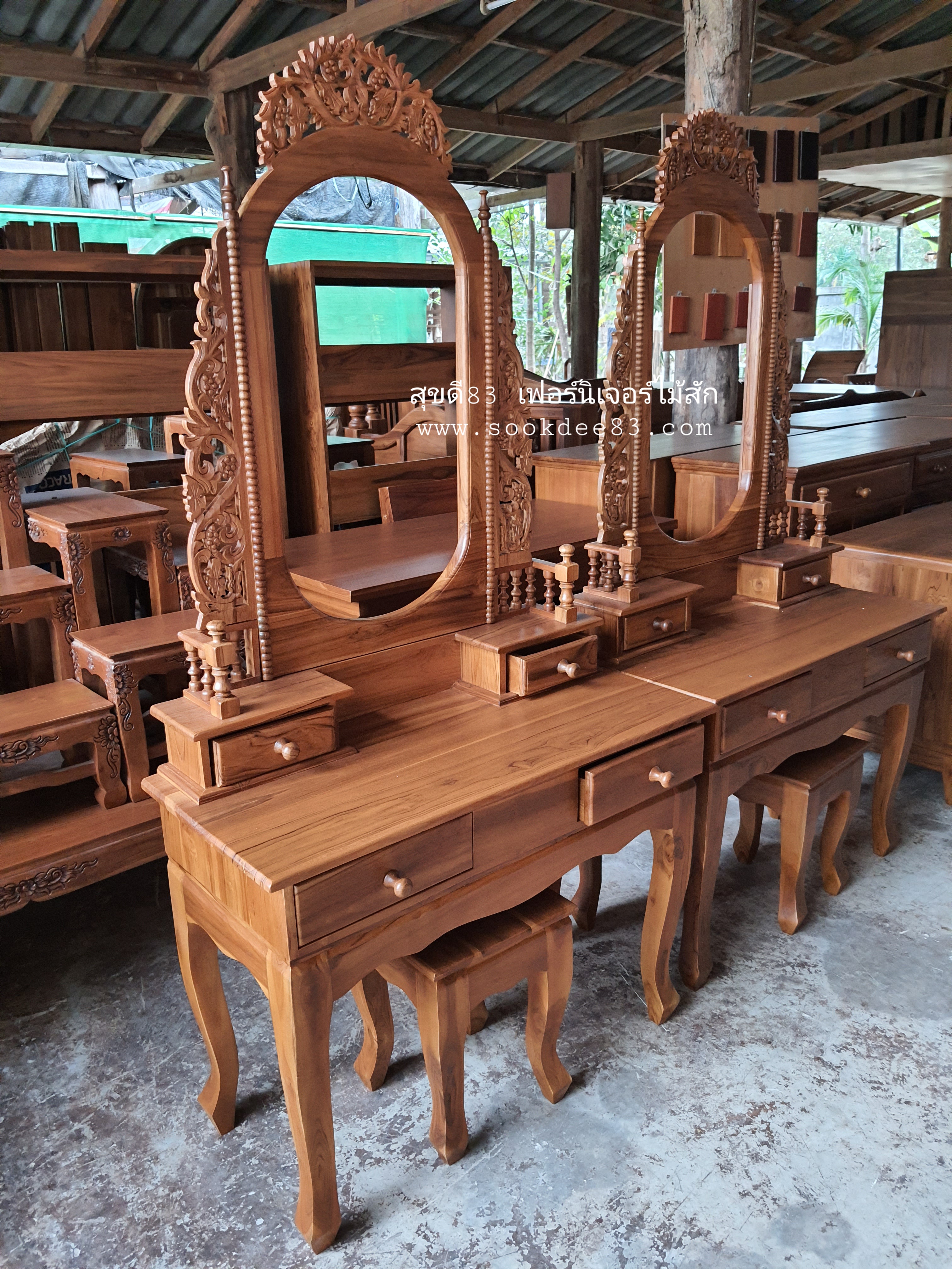 โต๊ะเครื่องแป้งไม้สักวงรีแกะลาย