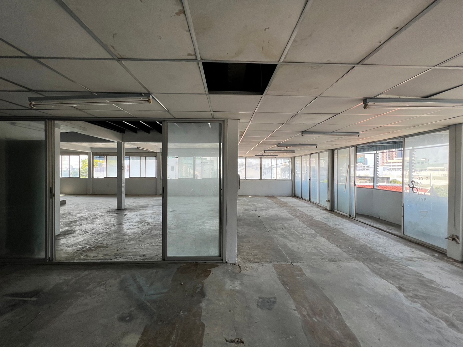 ขาย/ให้เช่า อาคารพาณิชย์ 3 คูหา 4 ชั้นครึ่ง ตั้งอยู่พระราม 3 ซอย 19