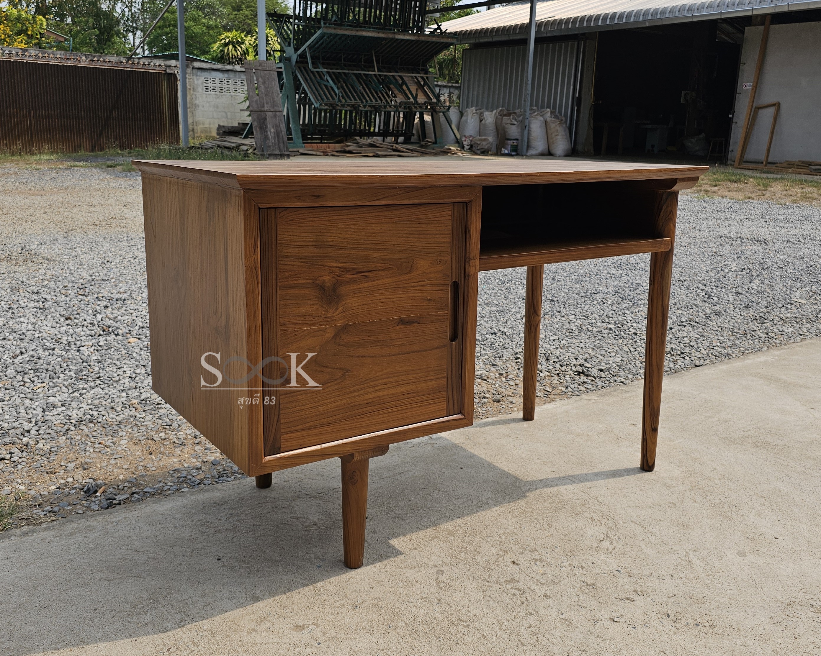 โต๊ะนักเรียนเขียนหนังสือ