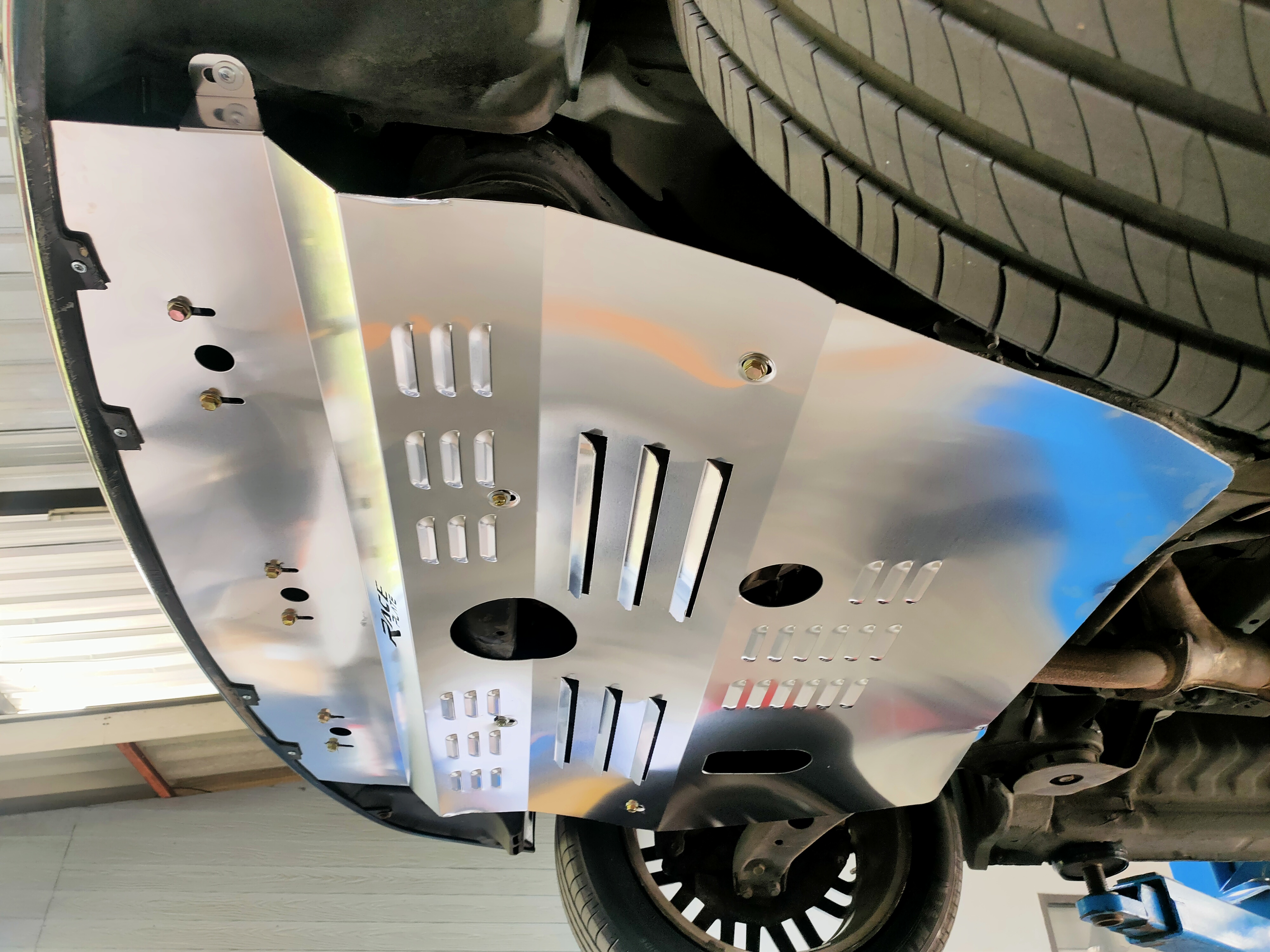 แผ่นปิดใต้ห้องเครื่องอลูมิเนียม Toyota Alphard 10 Raceplate_Undertray