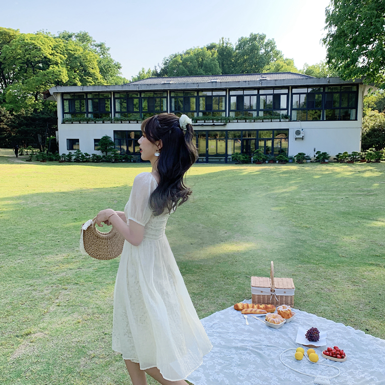 ชุดเดรสสีครีมสายหวาน ใส่เที่ยว หรือใส่ออกงานก็สวยค่ะ ส่งฟรี