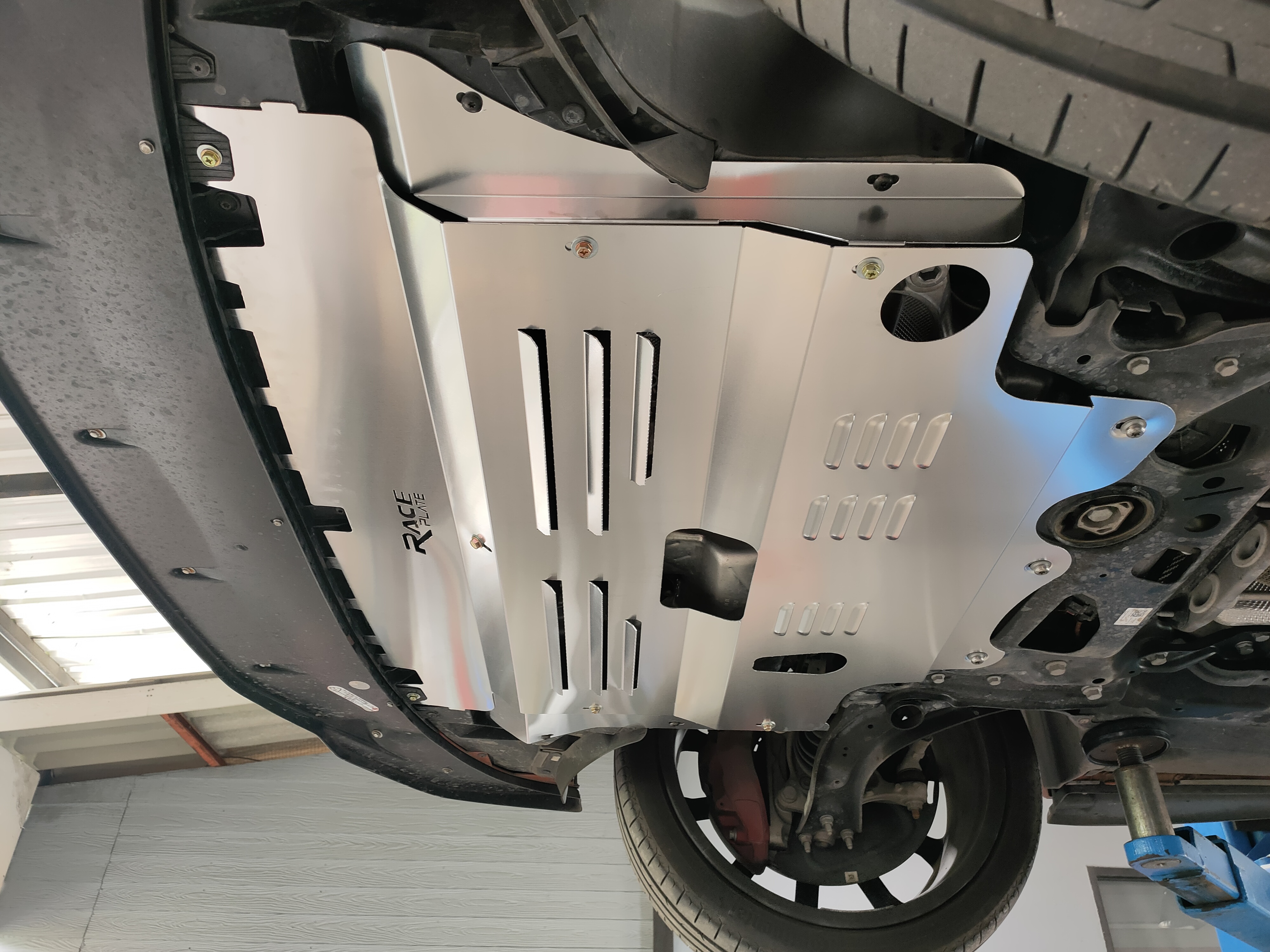 แผ่นปิดใต้ห้องเครื่องอลูมิเนียม Audi RS Q3 Raceplate_Undertray