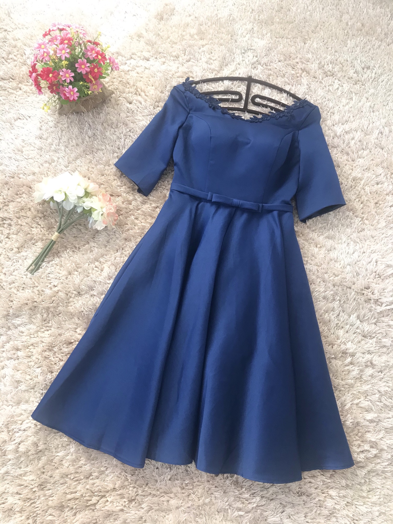 ชุดเดรสออกงานสีน้ำเงิน ดีไซน์คอวี แขนสั้น แต่งรอบคอเสื้อด้วยผ้าถักโครเชต์ลายใบไม้ ส่งฟรี ems