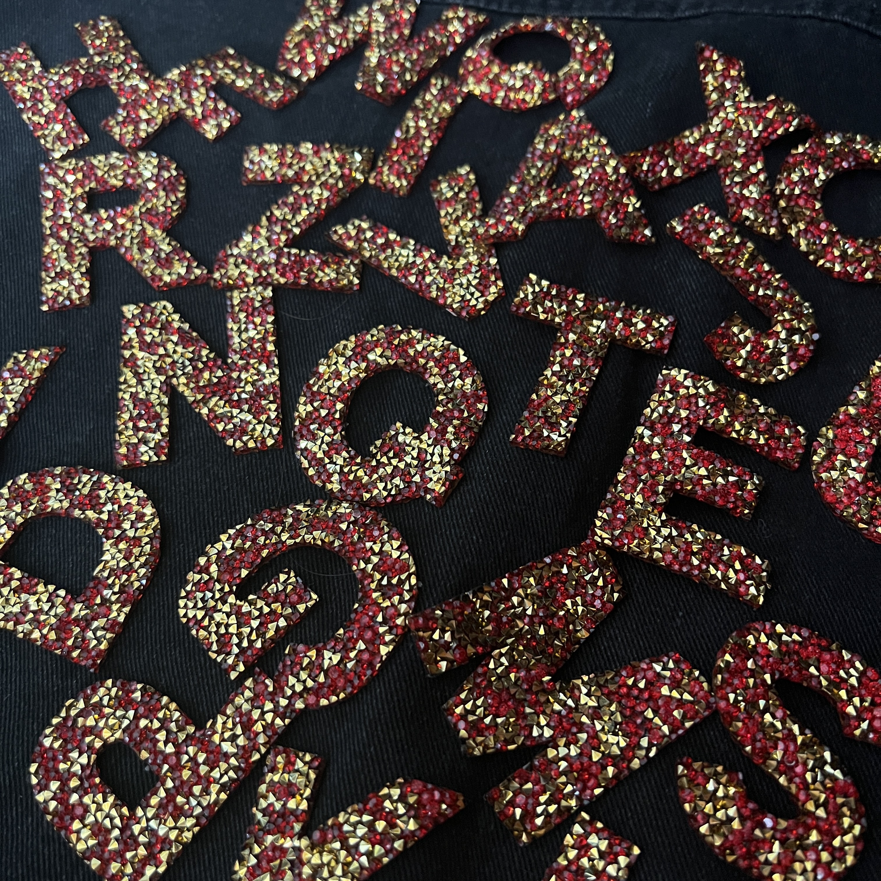 ตัวอักษร สีแดง เพชรวิบวับ คริสตัล ตัวรีดติดเสื้อ ตัวรีด ติดกระเป๋า ติดหมวก ติดแจ๊คเก็ต อักษรภาษาอังกฤษ Alphabet Patch