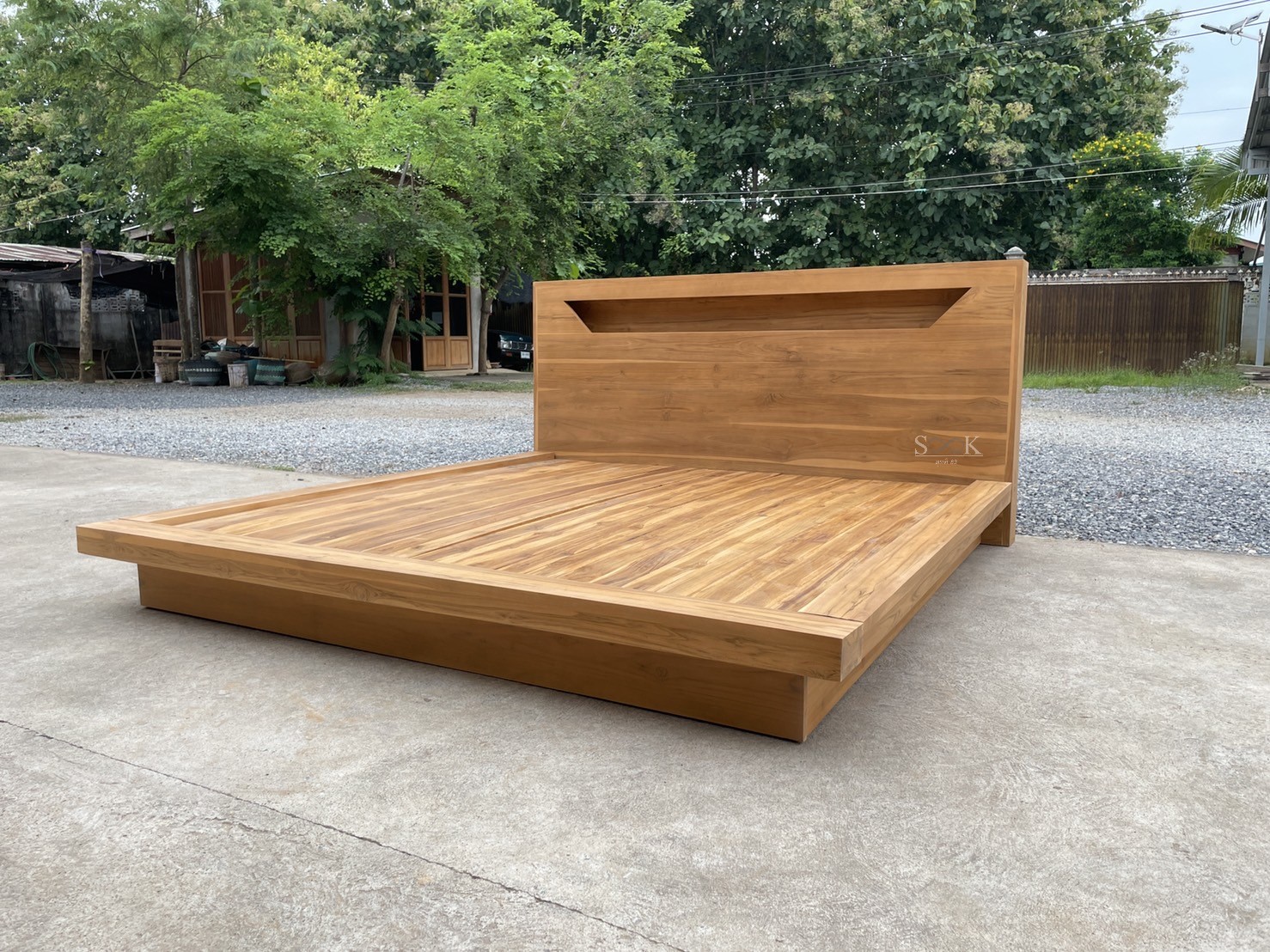 เตียงกล่องมีช่อง พื้นทึบ