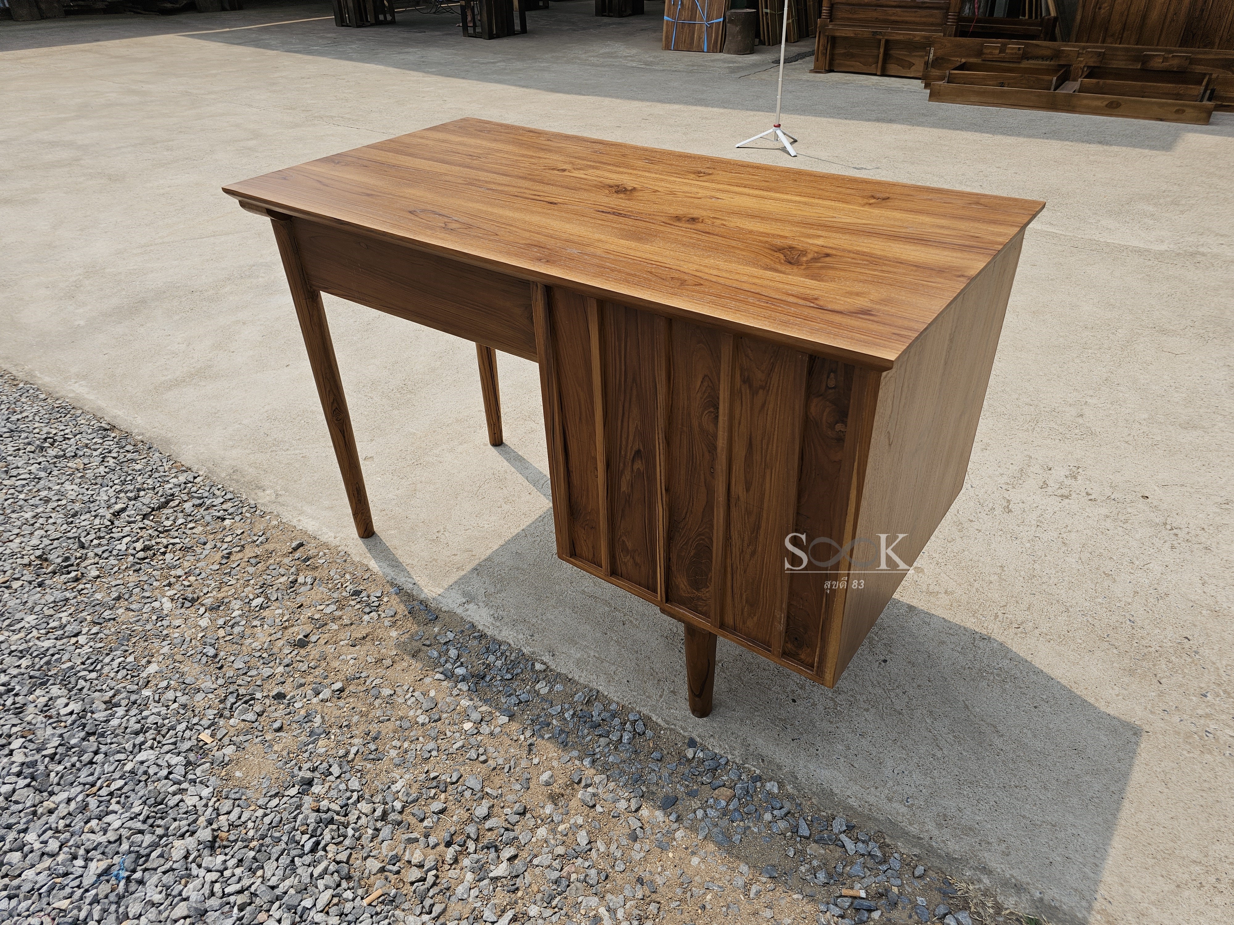 โต๊ะนักเรียนเขียนหนังสือ