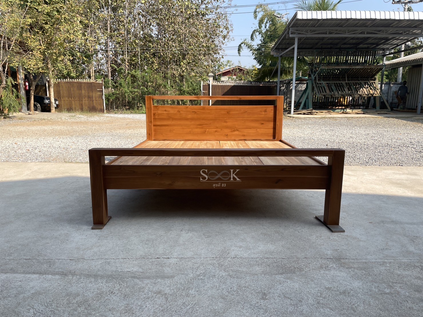 เตียงโมเดิร์นประดับช่องพื้นโล่ง