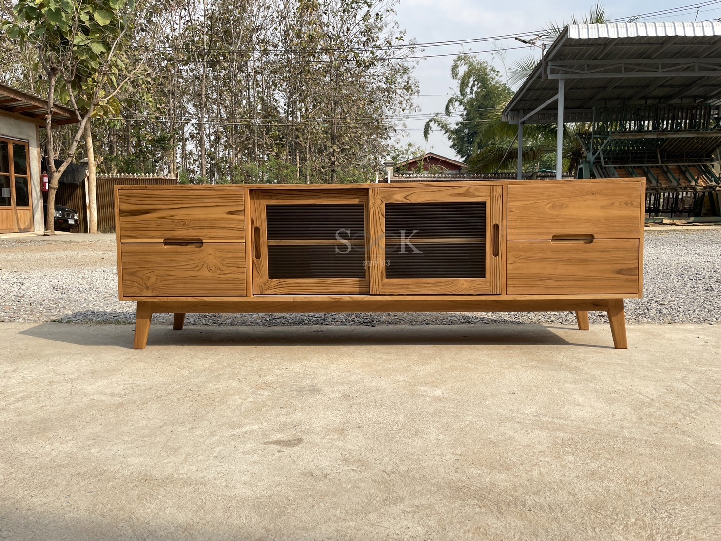 ไซด์บอร์ดวางทีวีบานกระจกลอน (สีสัก)