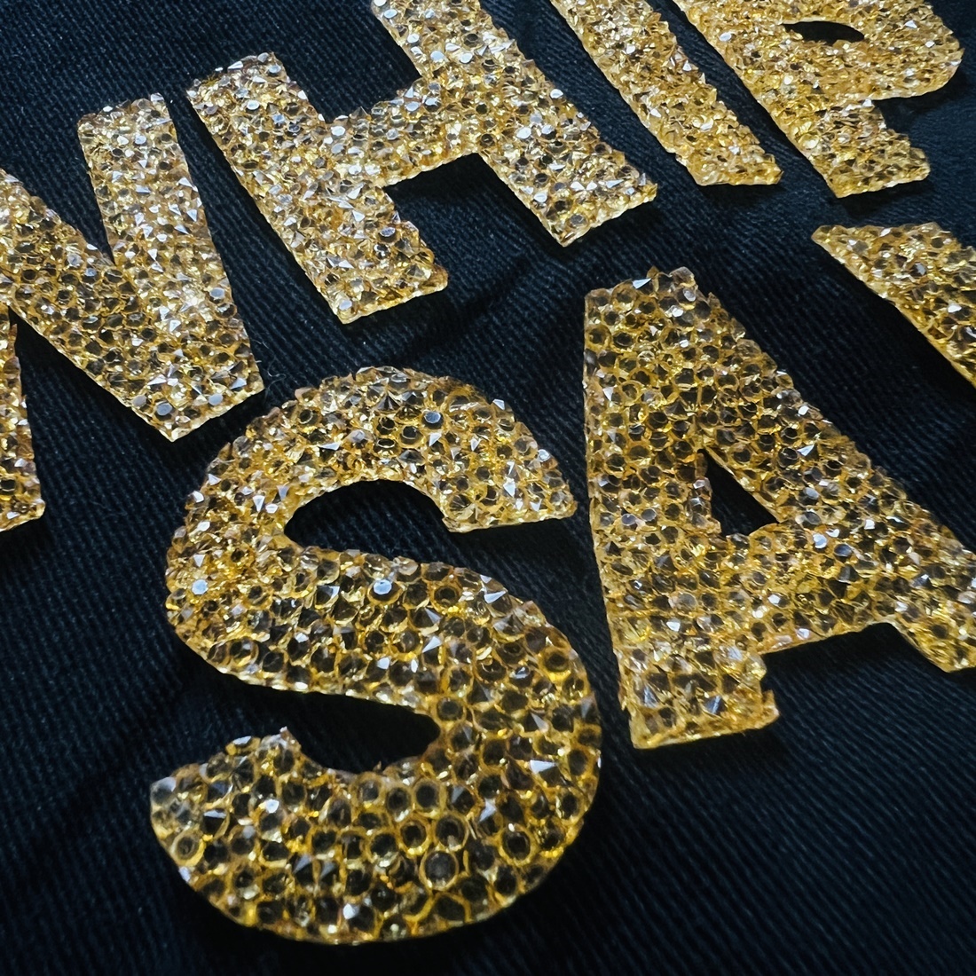 ตัวอักษร เพชรวิบวับ คริสตัล ตัวรีดติดเสื้อ ตัวรีด ติดกระเป๋า ติดหมวก ติดแจ๊คเก็ต อักษรภาษาอังกฤษ Alphabet Patch