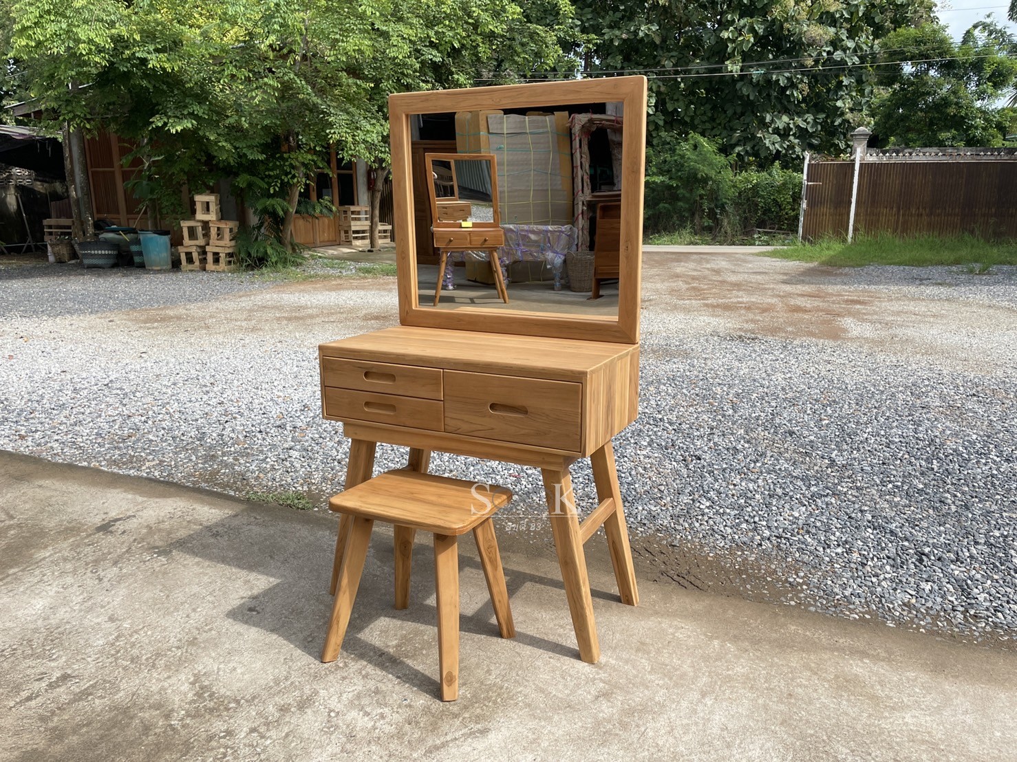 โต๊ะเครื่องแป้งมินิมอล 3 ลิ้นชัก (สีสัก)