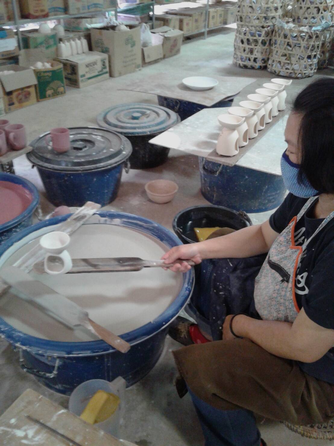 เตาเผาน้ำมันหอมระเหย เซรามิค เครื่องปั้นดินเผา เนื้อศิลาดล สีเขียวหยก ลวดลายใบมะกอก และลายน้ำไหลหลากสีสวยงาม