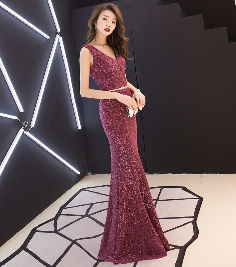 ชุดราตรียาวสีเปลือกมังคุด ทรงหางปลา ผ้ากลิสเตอร์สะท้อนแสงระยิบระยับสวยมากๆๆค่ะ ส่งฟรี