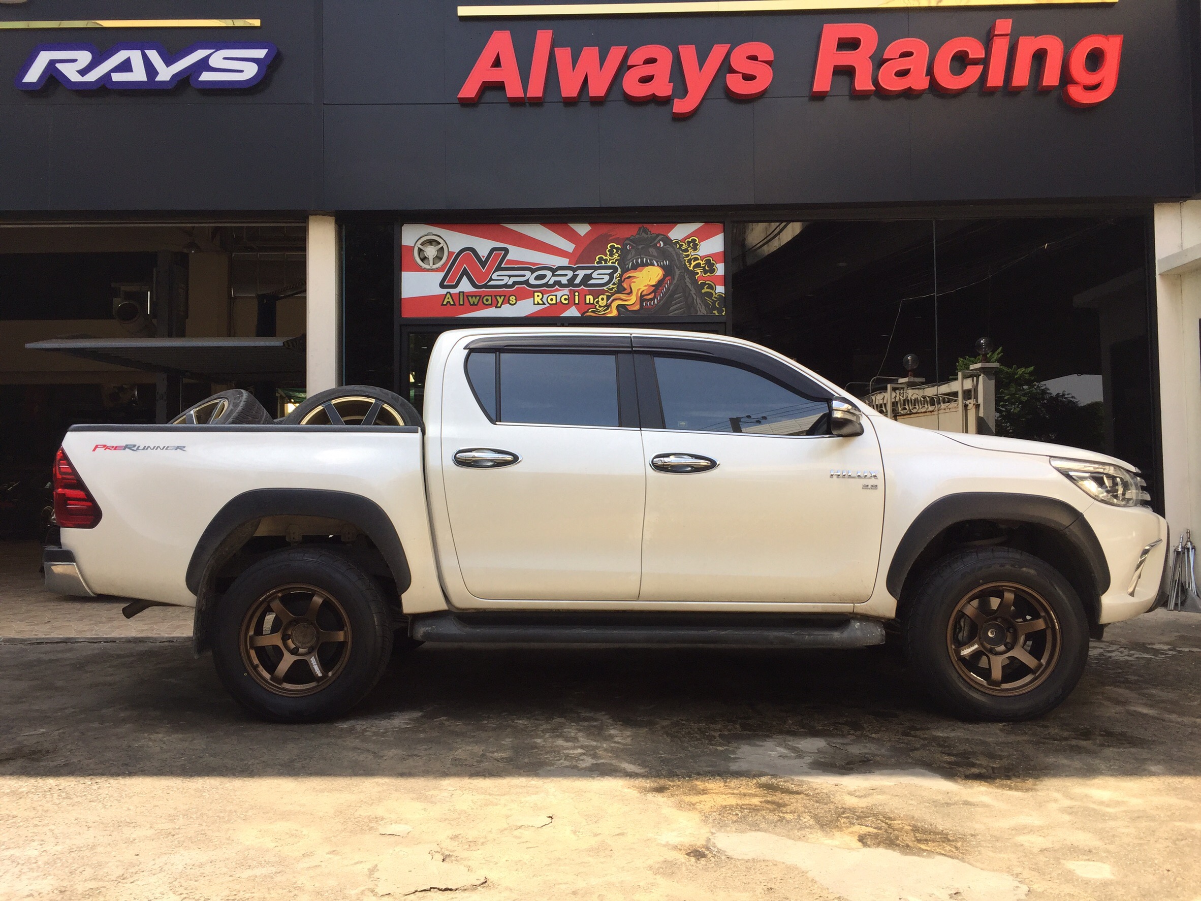 Toyota REVO + TE37 18x9+0 6-139.7