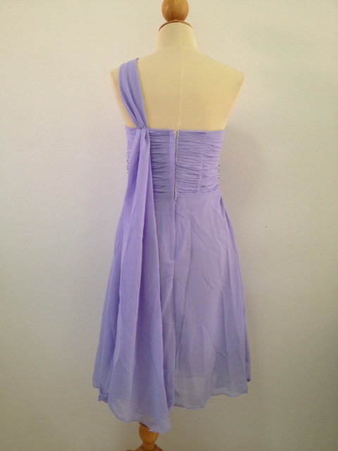 ชุดราตรีไหล่เฉียง ผ้าชีฟองเนื้อดีสีม่วง แต่งด้วยเข็มกลัดเพชรช่วงอก ส่งฟรี ems