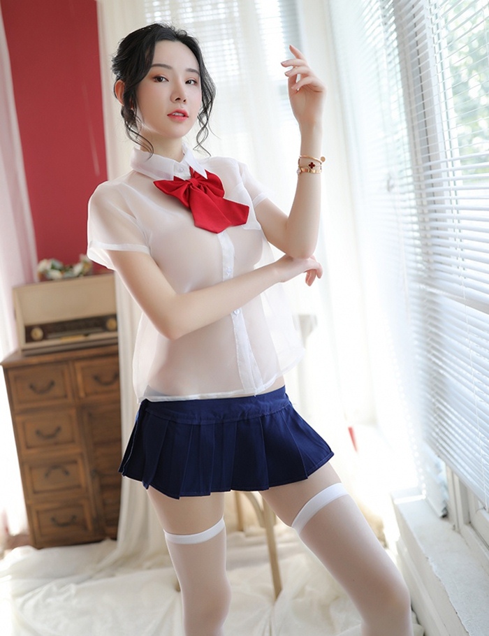 C2005 ชุดนักเรียนญี่ปุ่นเซ็กซี่ ชุดคอสเพลย์อีโรติกมาในแบบชุดนักเรียน ตัวเสื้อเป็นเชิ้ตแขนสั้นผ้าโปร่งแสงมาพร้อมกับโบว์คล้องคอ ส่วนกระโปรงสม็อคเอวด้านหลังตามรูปถ่ายสินค้าจริง ***ไม่มีถุงน่อง