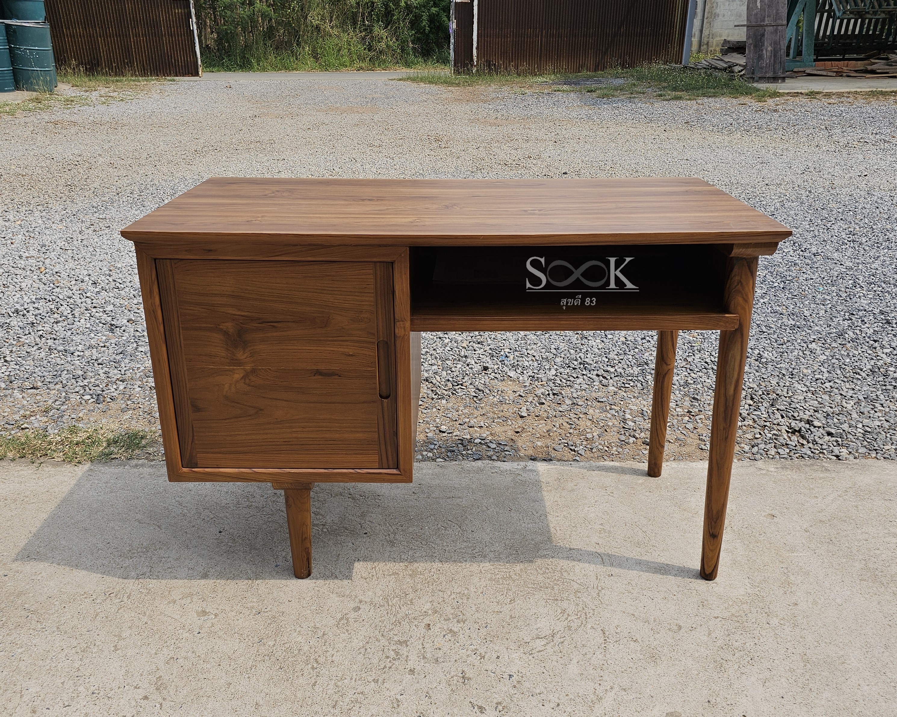 โต๊ะนักเรียนเขียนหนังสือ