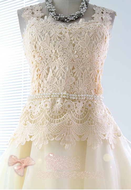 ชุดเดรสสีครีม แขนกุด ตัวเดรสผ้าถักลายดอกไม้สีครีม แต่งด้วยมุกที่หน้าอกเสื้อให้เป็นรูปดอกไม้ ส่งฟรี ems