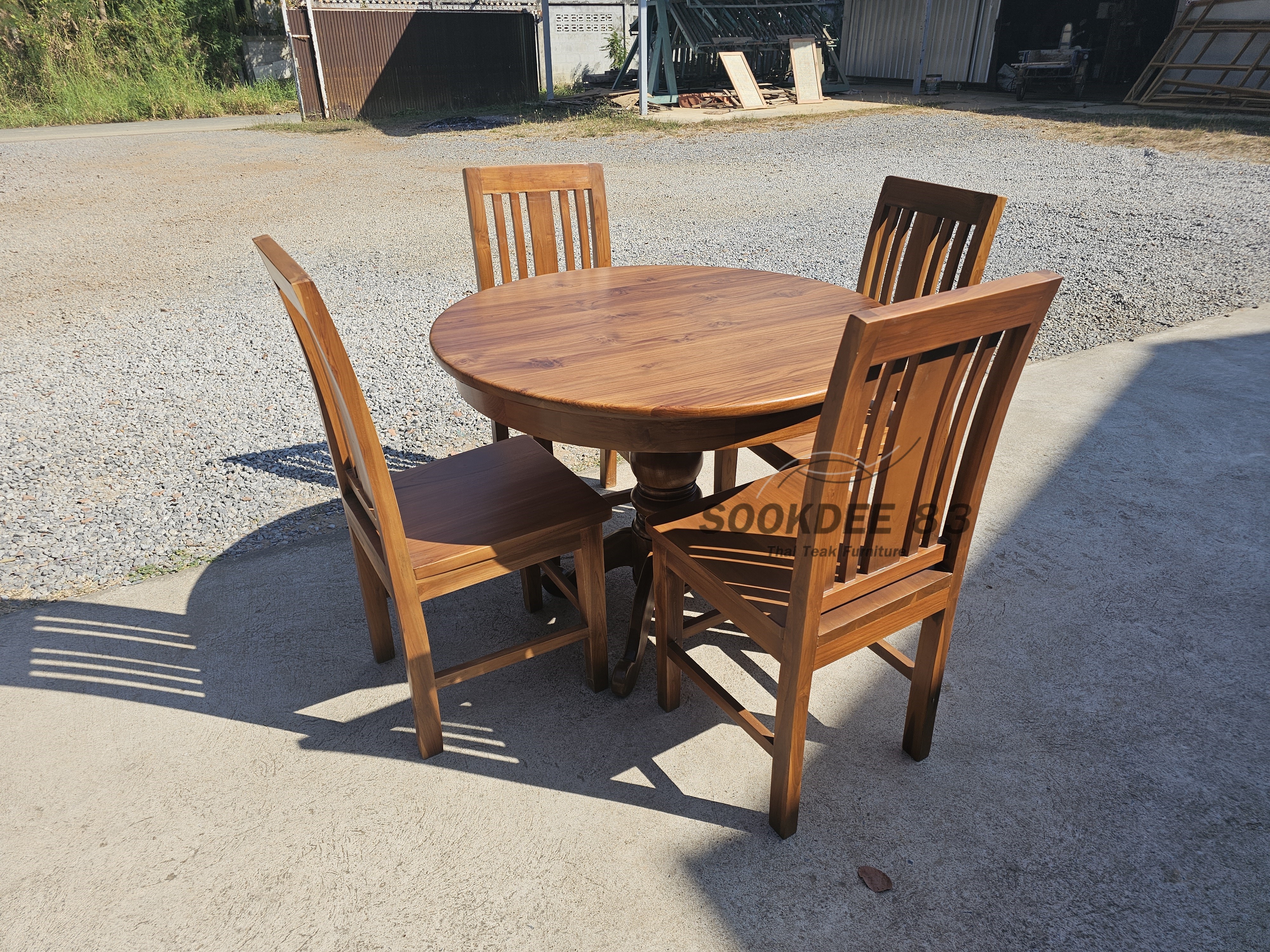 ชุดโต๊ะกินข้าวกลม 1 ม. เก้าอี้เจ้าหญิง 4 ตัว