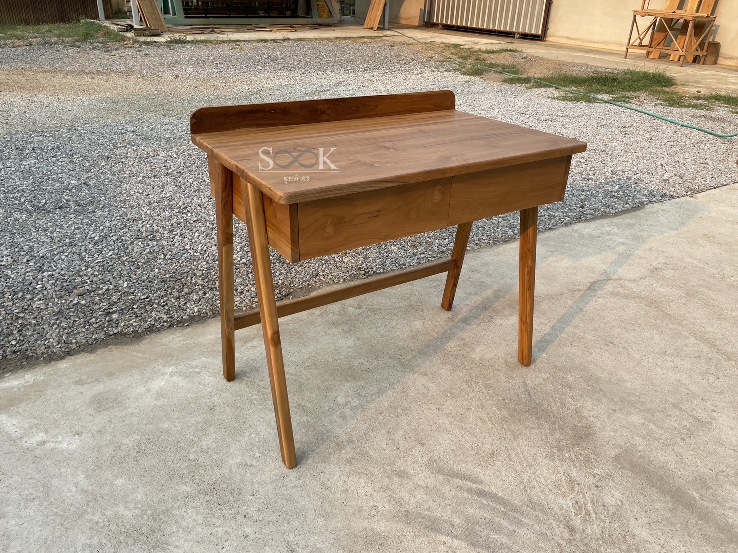 โต๊ะเขียนหนังสือมินิมอล