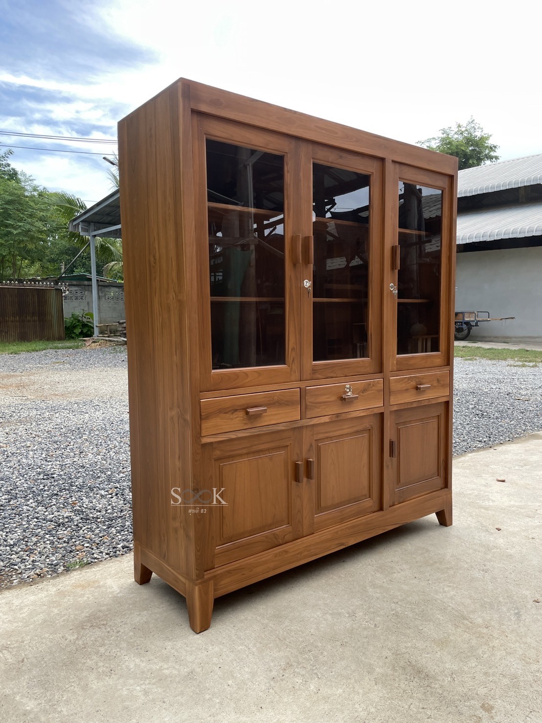 ตู้โชว์ 1.5 ม. มีขา