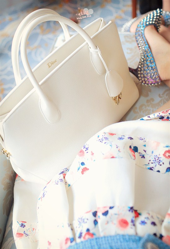 กระโปรงลายดอกไม้สีโทนแดง สลับลายขวางด้วยผ้าไหมแก้วสีขาว ส่งฟรี ems