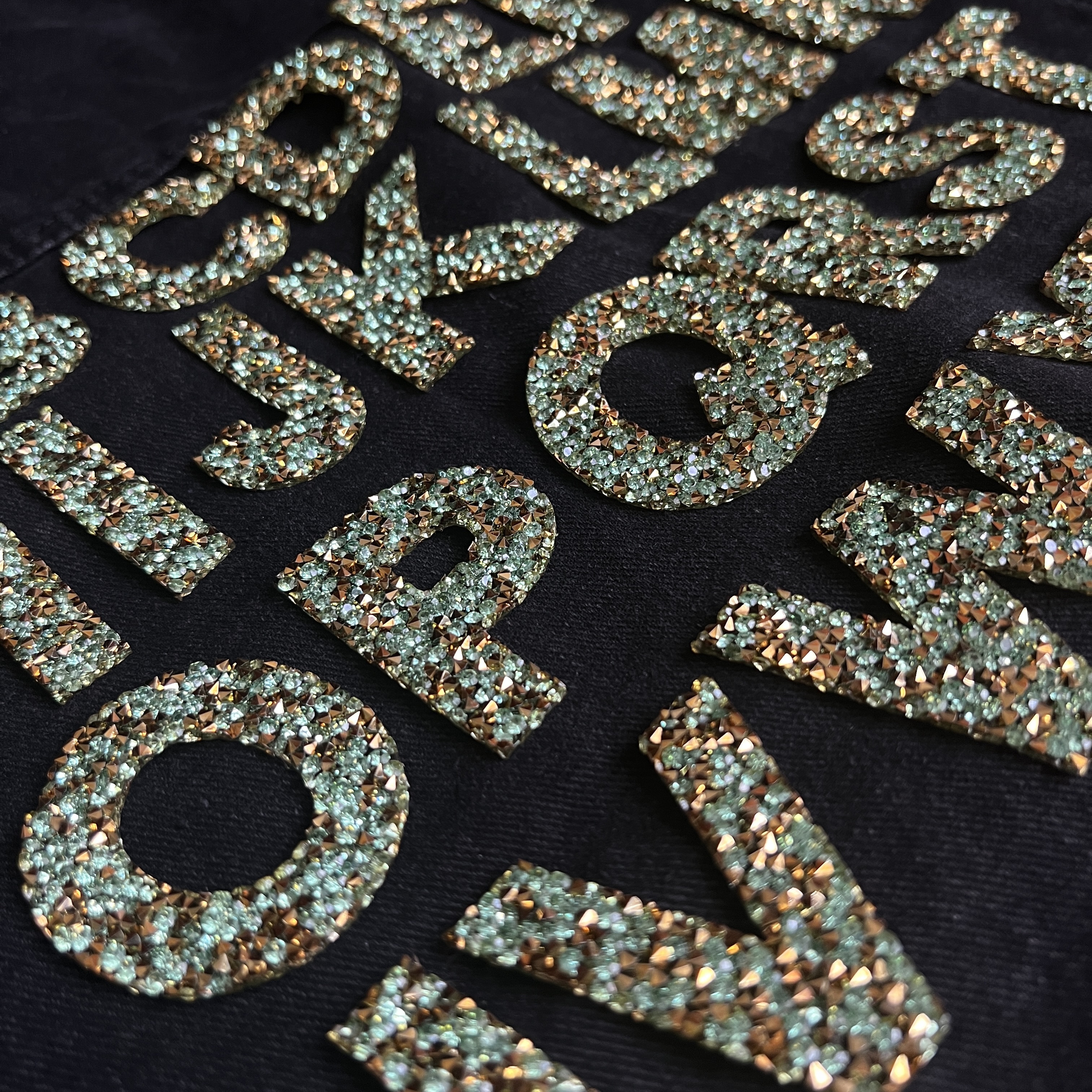 ตัวอักษร สีฟ้าทะเล ฟ้าอมเขียว เพชรวิบวับ คริสตัล ตัวรีดติดเสื้อ ตัวรีด ติดกระเป๋า ติดหมวก ติดแจ๊คเก็ต อักษรภาษาอังกฤษ Alphabet Patch