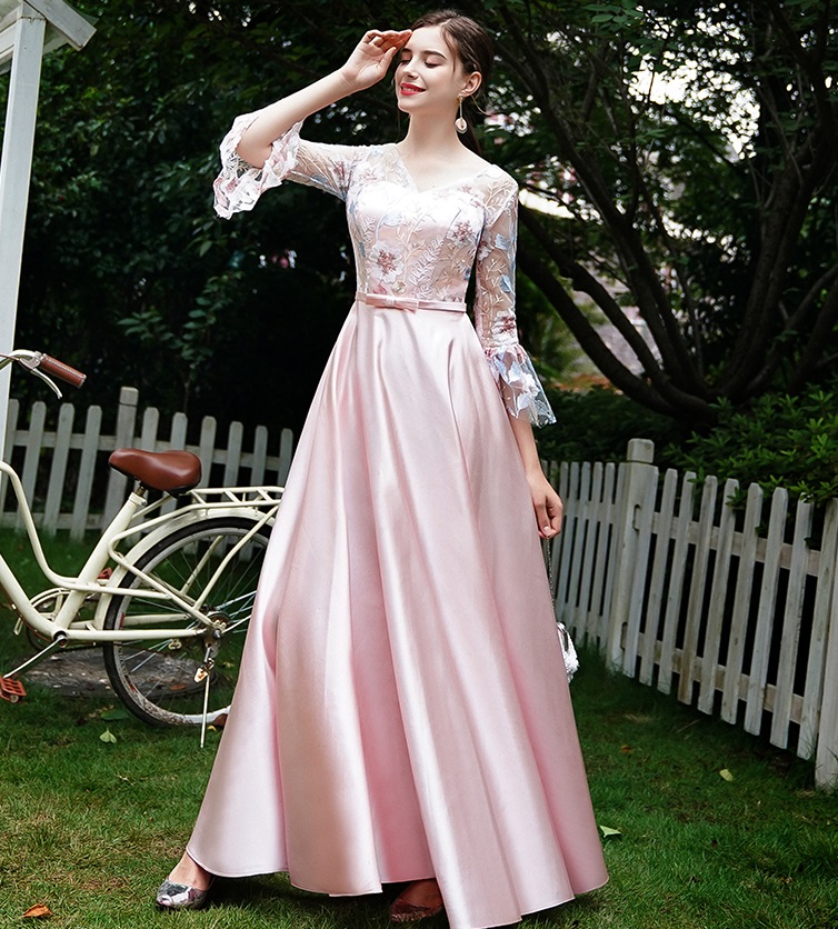 ชุดเดรสยาวออกงานสีชมพูสุดสวย ตัวเสื้อเป็นผ้าลูกไม้ปักลายดอกไม้สวยมากๆๆ ส่งฟรี