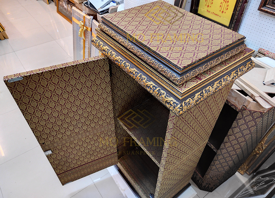 ตั่งวางองค์เทพและพุทธรูป