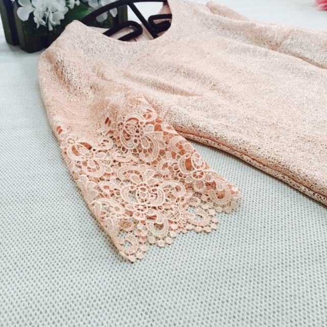 ชุดเดรสผ้าลูกไม้สีครีม ส่งฟรี ems