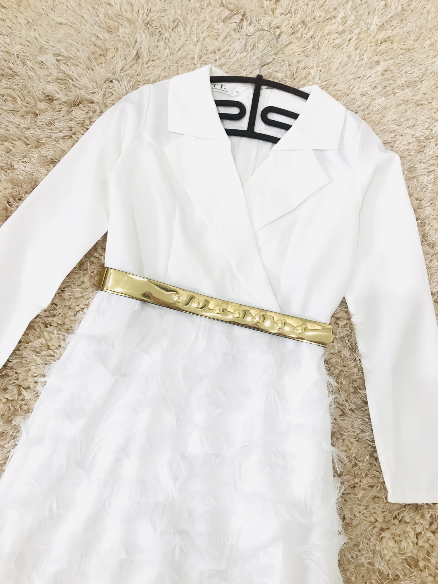 ชุดเดรสสีขาวออกงาน ไซน์คอปกขนาดใหญ่ มีเข็มขัดสีทองเงาๆๆ ให้เหมือนแบบ ส่งฟรี ems