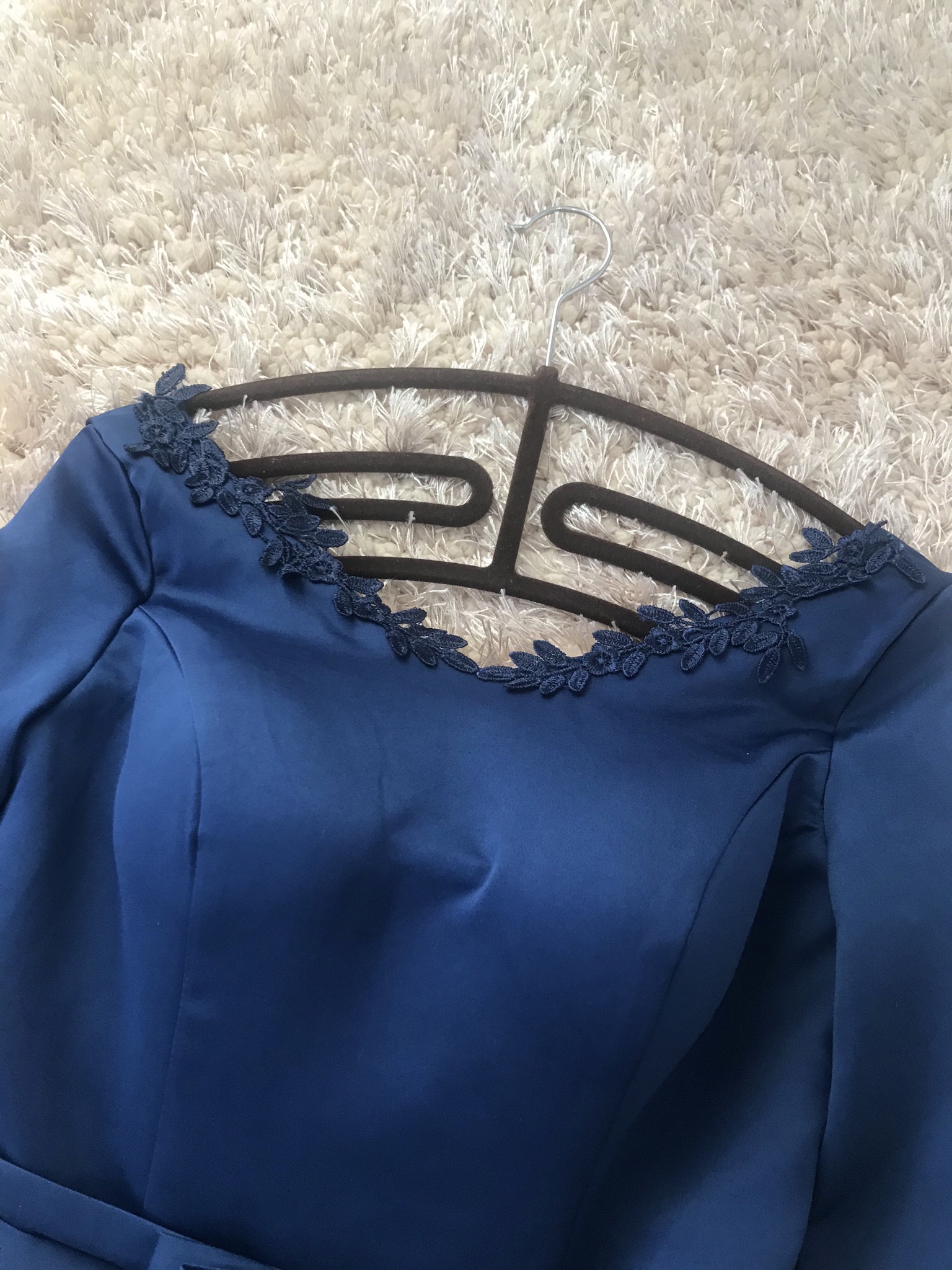 ชุดเดรสออกงานสีน้ำเงิน ดีไซน์คอวี แขนสั้น แต่งรอบคอเสื้อด้วยผ้าถักโครเชต์ลายใบไม้ ส่งฟรี ems