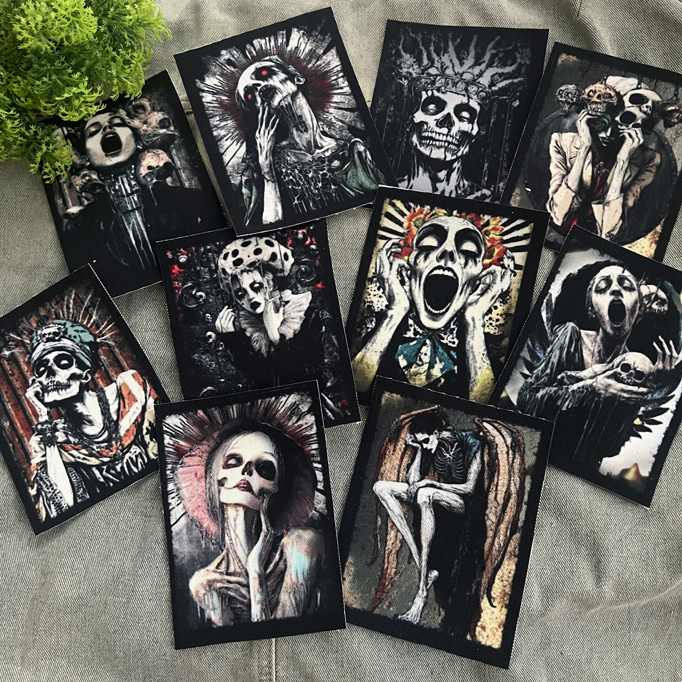 ตัวรีดติดเสื้อ Alone in Darkness ผ้าแคนวาสพิมพ์ลาย ตกแต่งเสื้อผ้า Canvas Iron on Patch