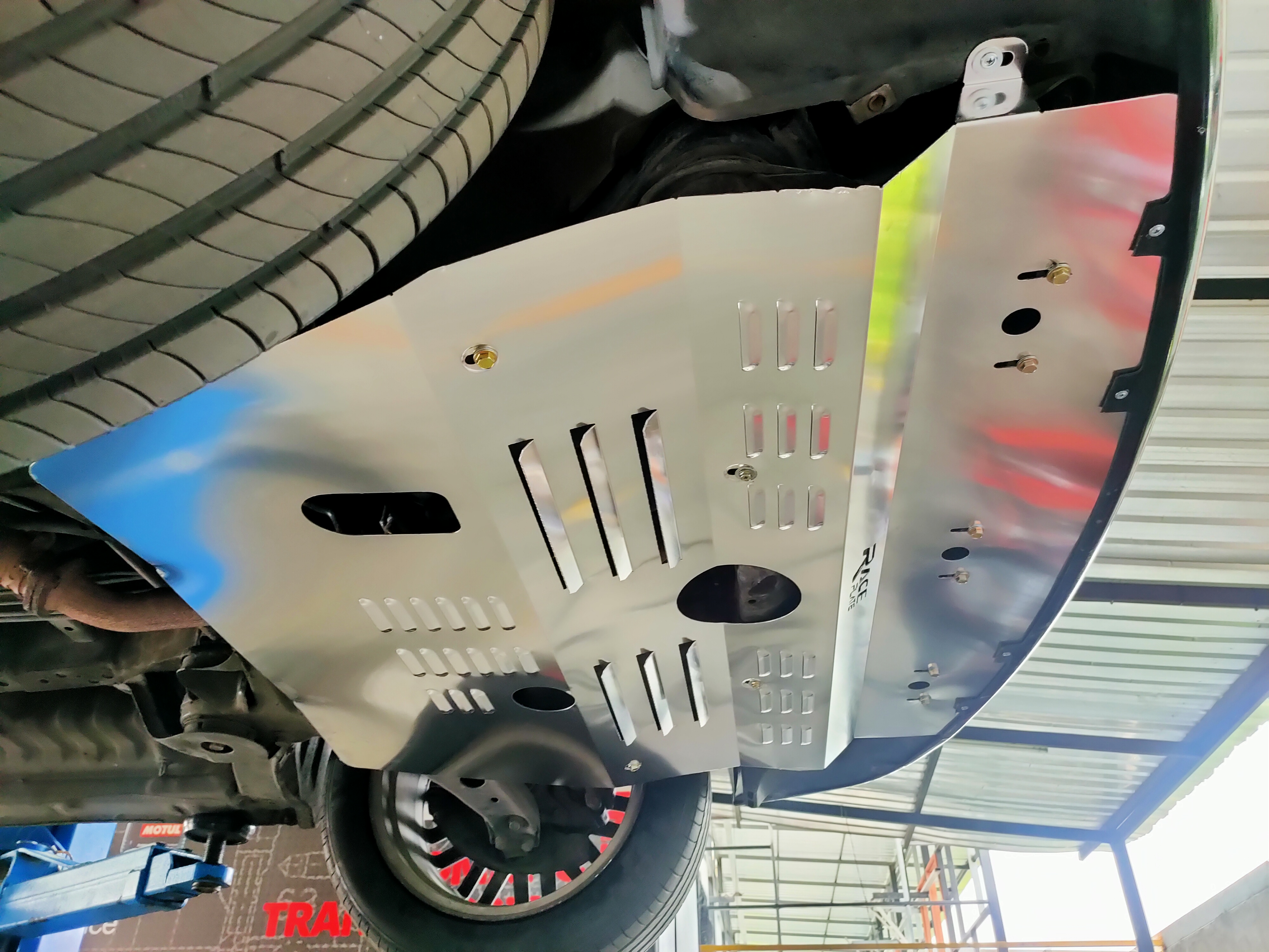 แผ่นปิดใต้ห้องเครื่องอลูมิเนียม Toyota Alphard 10 Raceplate_Undertray