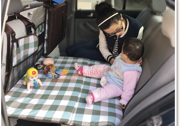 แผ่นปูปิดช่องวางเท้าเบาะหลังรถ กันเด็กตก ลาย สิงโต พื้นขาว ขนาด 134 x 75 cm (A10101 )