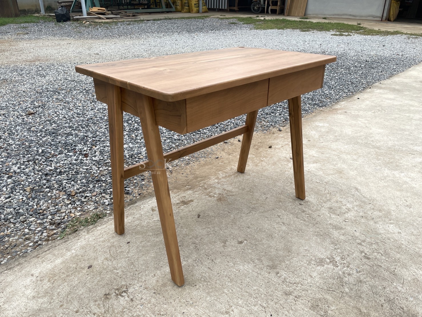 โต๊ะเขียนหนังสือมินิมอล