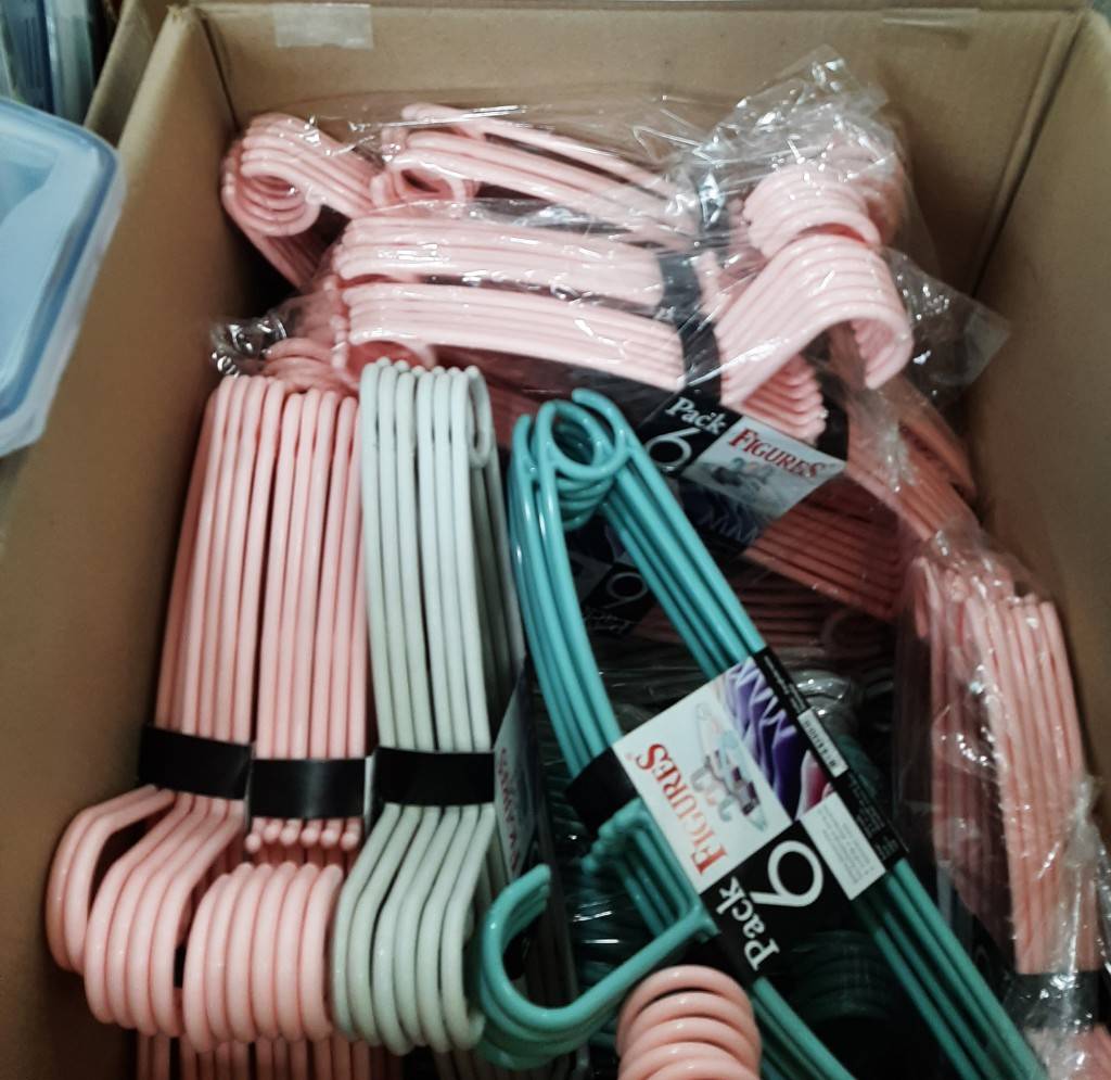 Figure (6 ชิ้น) ไม้แขวนเสื้อพลาสติกสีพาสเทล ทำจากพลาสติกอย่างดี