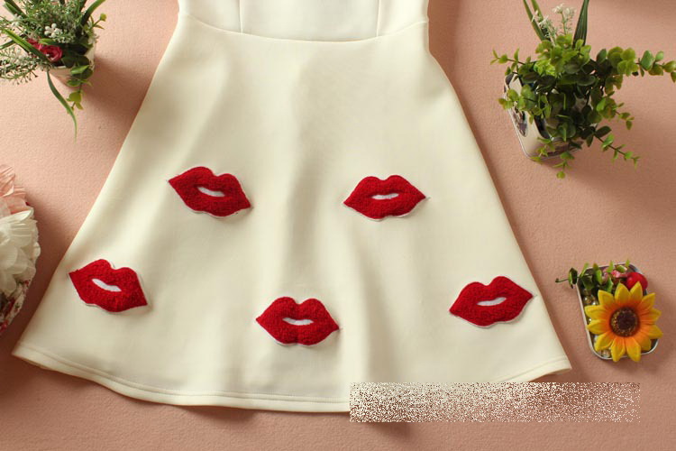 ชุดเดรสแขนกุดสีขาว ส่งฟรี ems