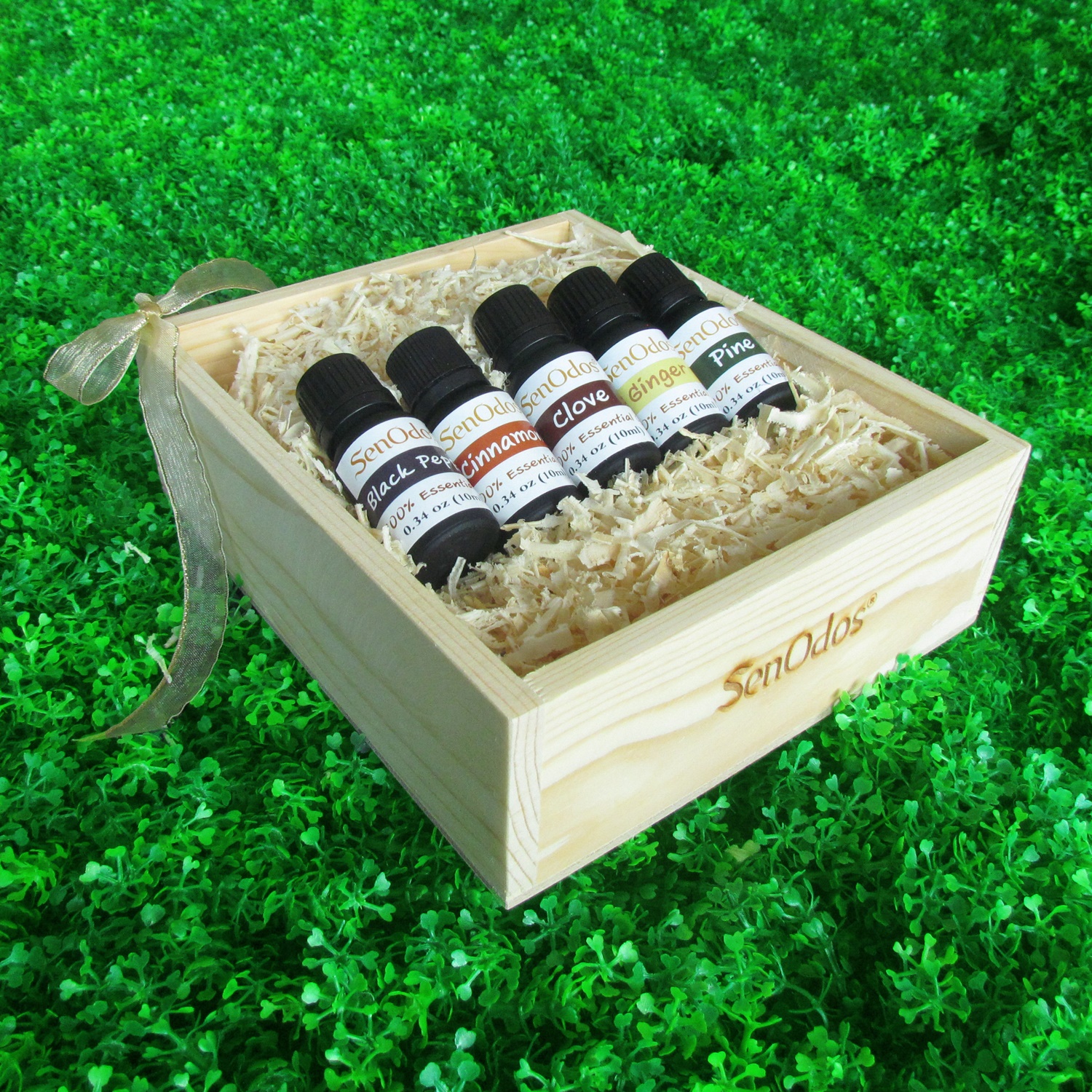 SenOdos ชุดของขวัญ ชุดกิ๊ฟเซ็ท น้ำมันหอมระเหย อโรม่า กลิ่นผู้ชาย 2 Essential Oil For Men Set 2 10ml x 5 กลิ่น (กลิ่นพริกไทยดำ, กลิ่นอบเชย, กลิ่นกานพลู, กลิ่นขิง, กลิ่นสน) บรรจุในกล่องไม้สน รูปทรงเหลี่ยม สวยงาม คุณภาพดี นำเข้าจากนิวซีแลนด์